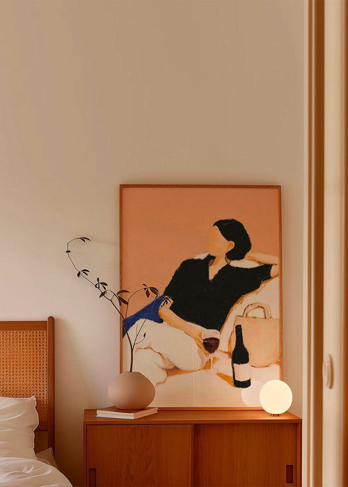 Arte para cozinha: mulher relaxada com taça de vinho – Product1