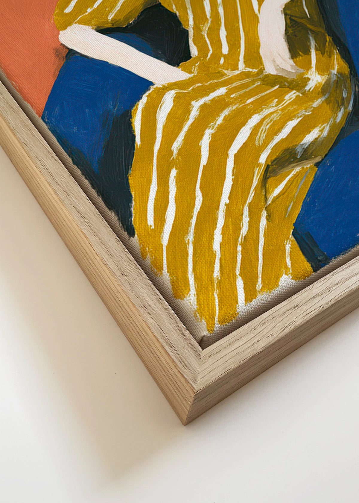 Ilustração: mulher sentada com vestido dourado às riscas – Canvas detail