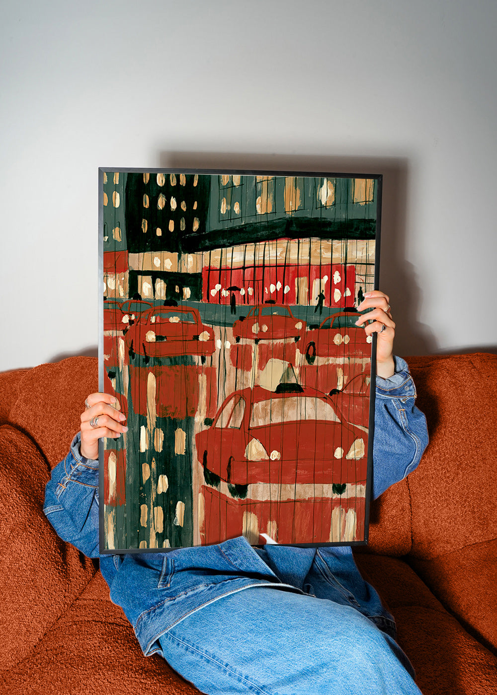 Quadro de cidade com táxis vermelhos e reflexos noturnos