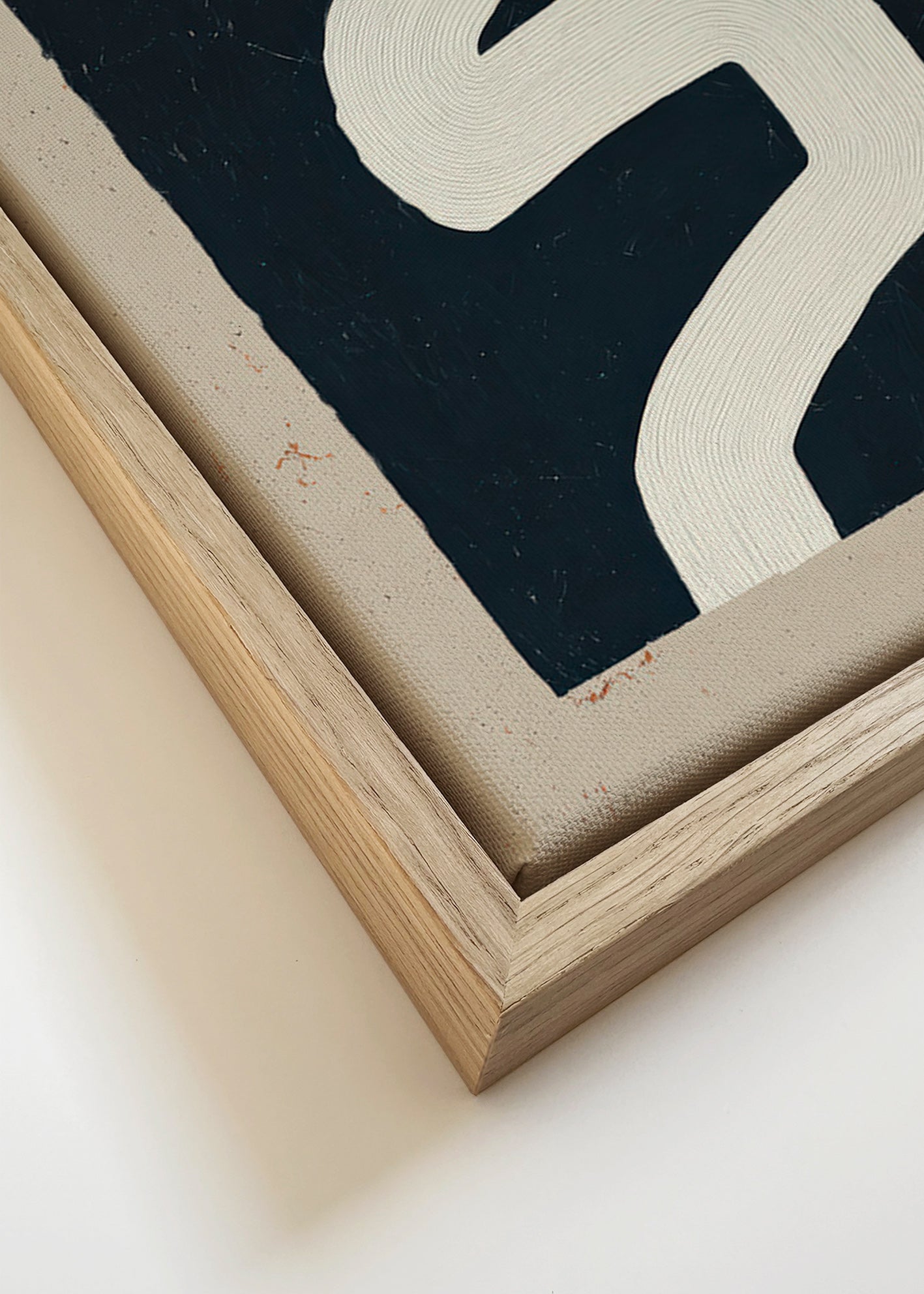 Estampa minimalista curva branca sobre fundo escuro