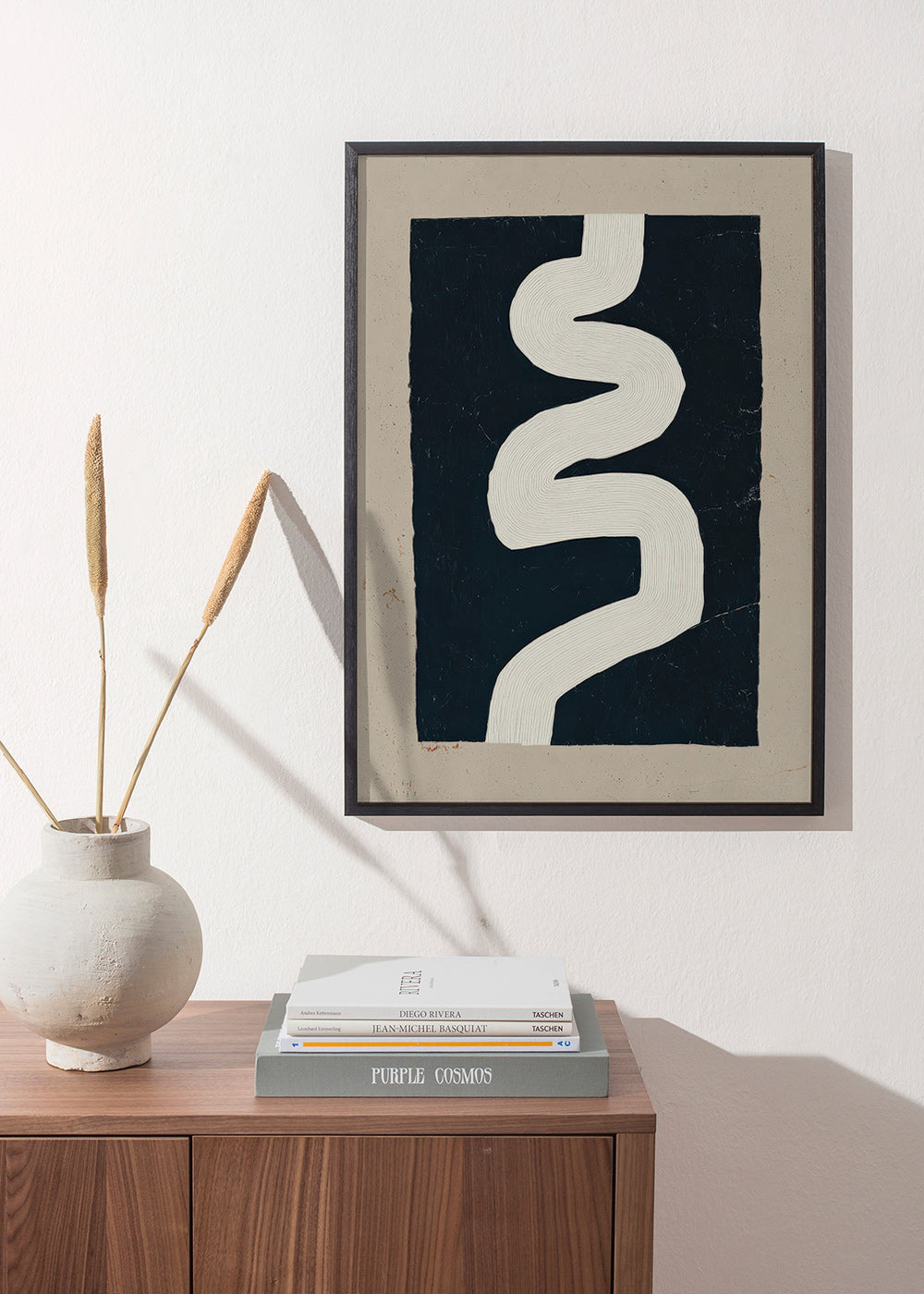 Estampa minimalista curva branca sobre fundo escuro