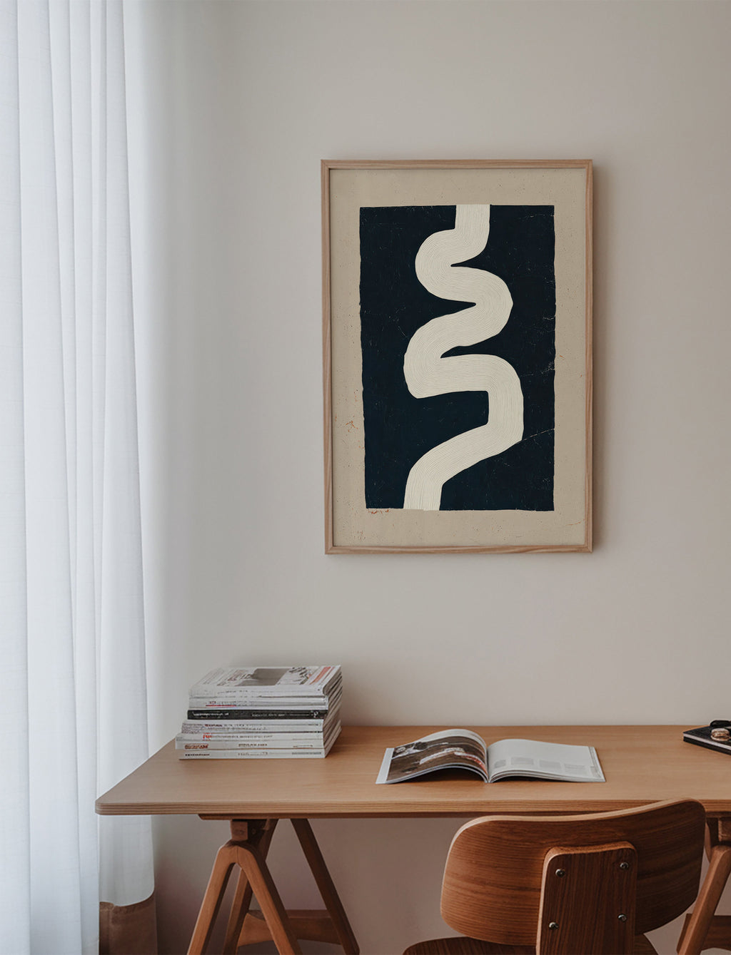 Estampa minimalista curva branca sobre fundo escuro