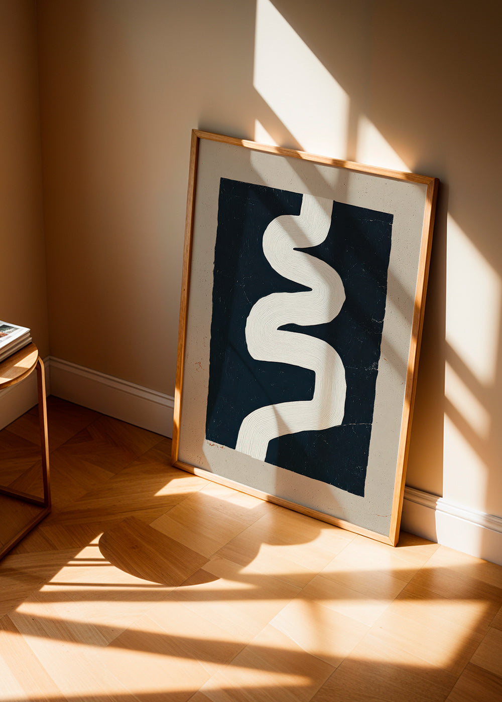 Estampa minimalista curva branca sobre fundo escuro