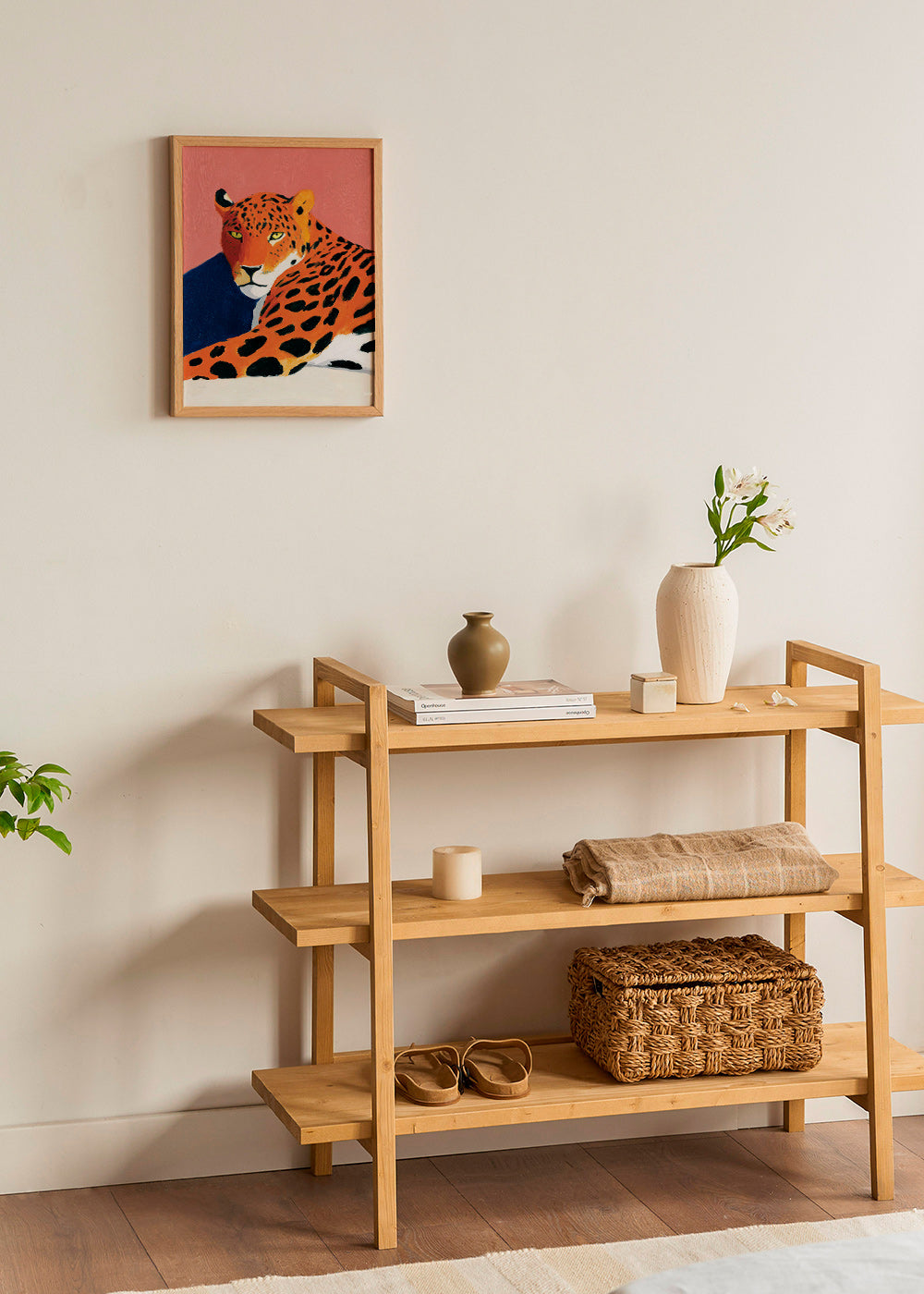 Quadro: Leopardo descansando em fundo rosa