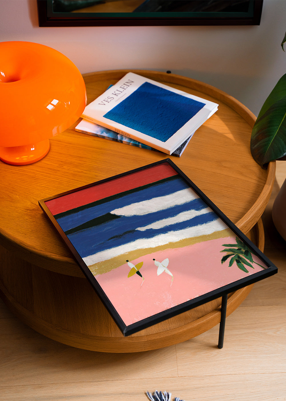 Quadro de paisagem com surfistas e areia rosa