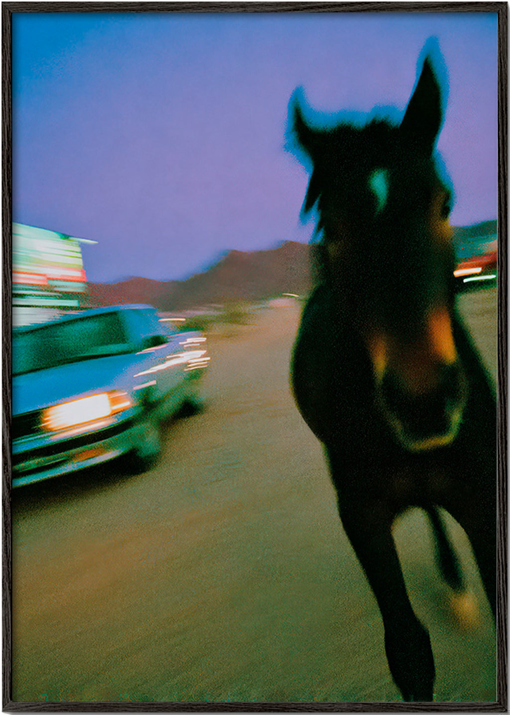 Quadro cavalo em movimento ao anoitecer
