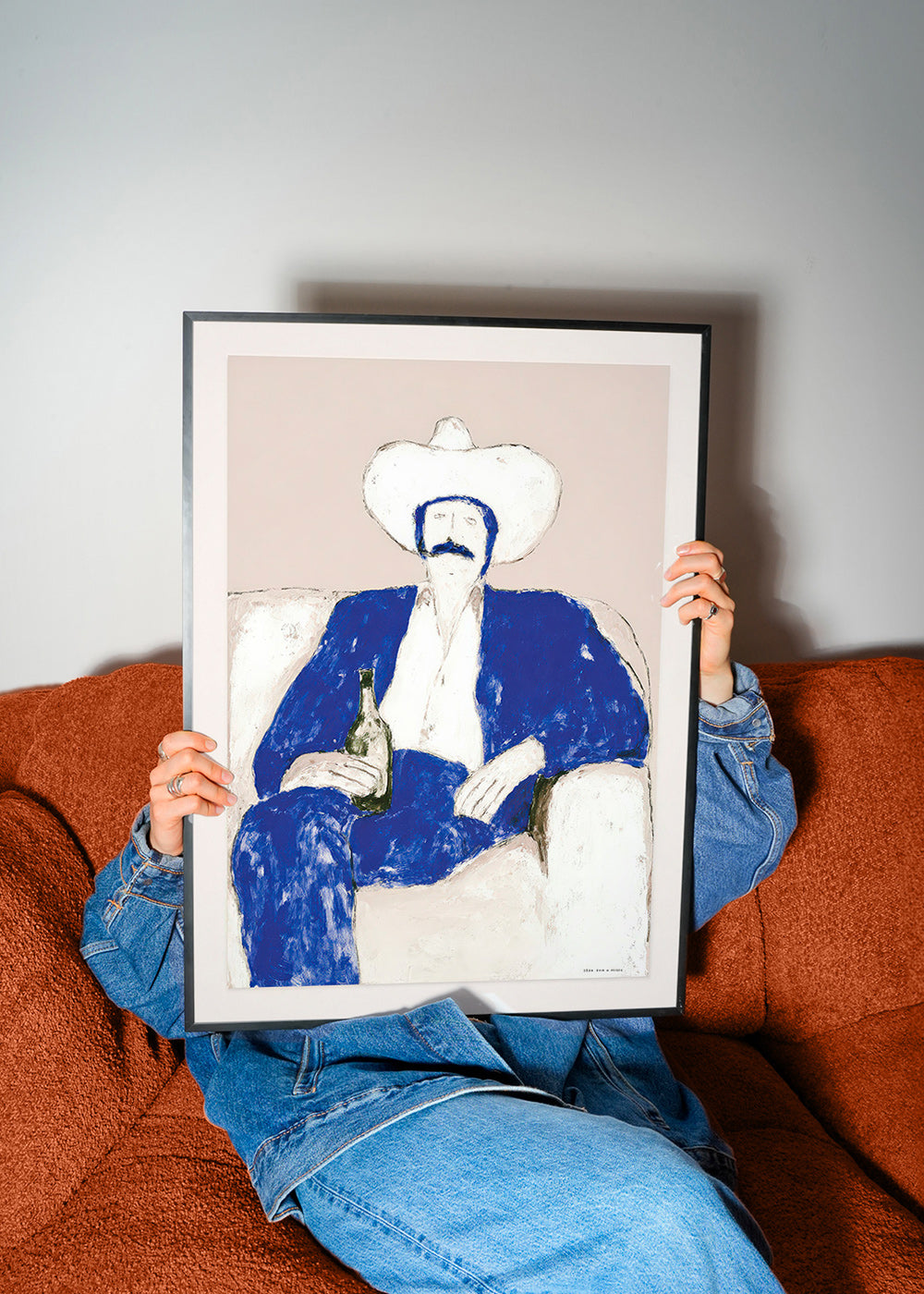 Ilustração de cowboy azul sentado