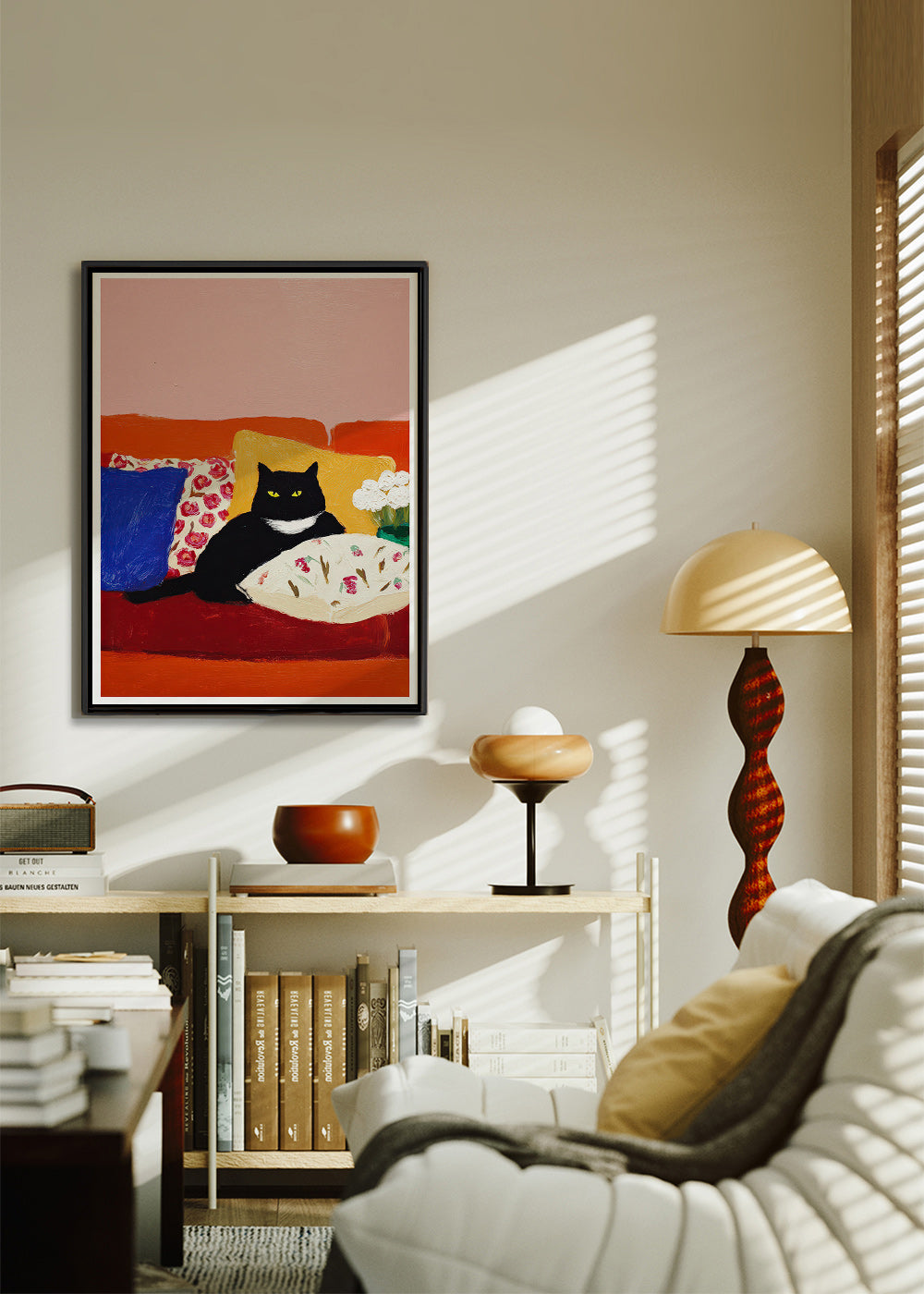 Quadro gato preto no sofá colorido