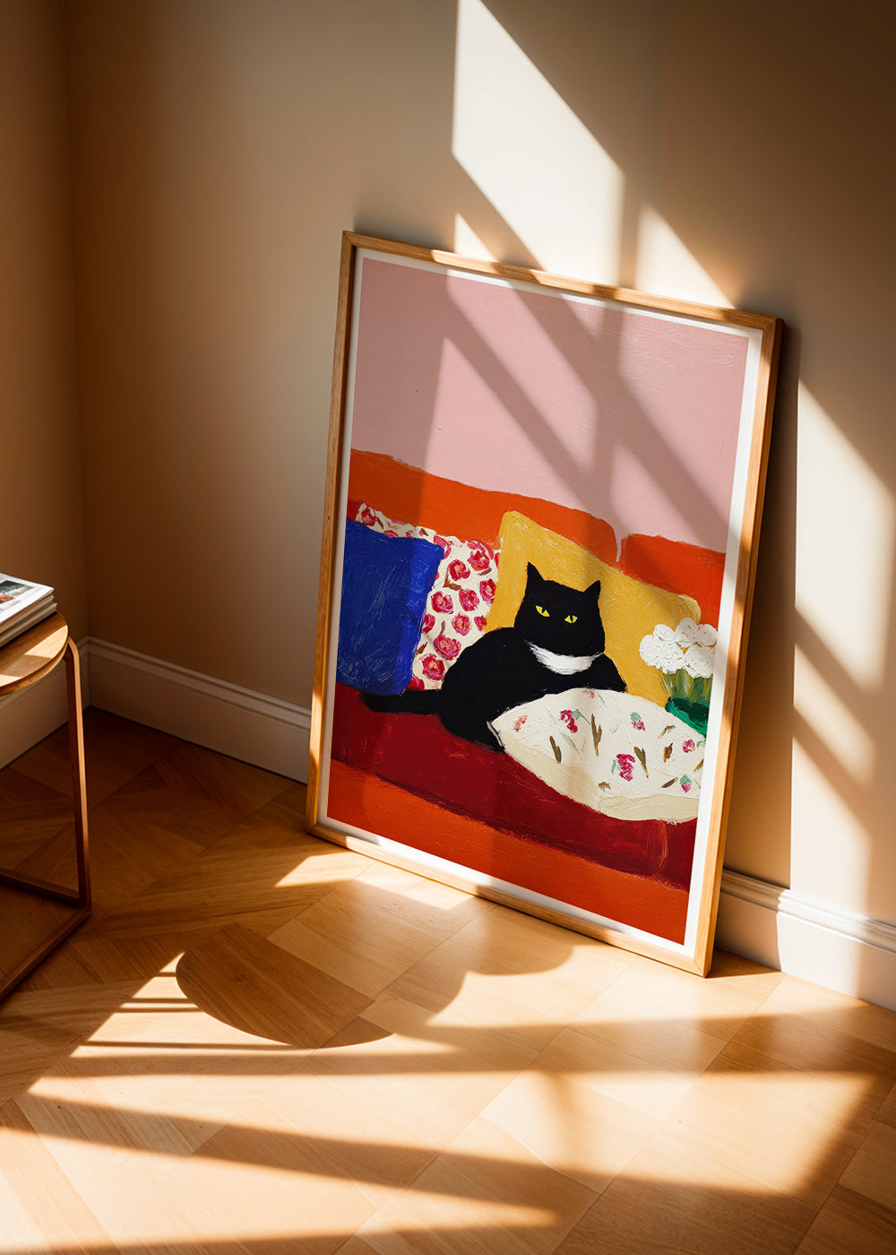 Quadro gato preto no sofá colorido