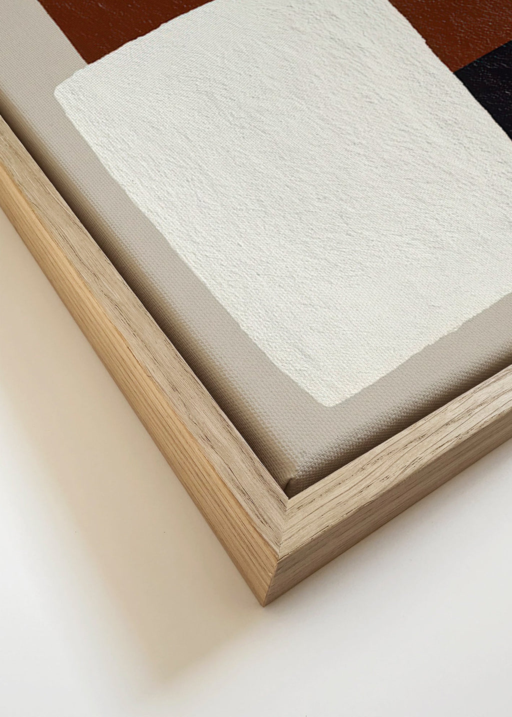 Design minimal com blocos castanho e branco
