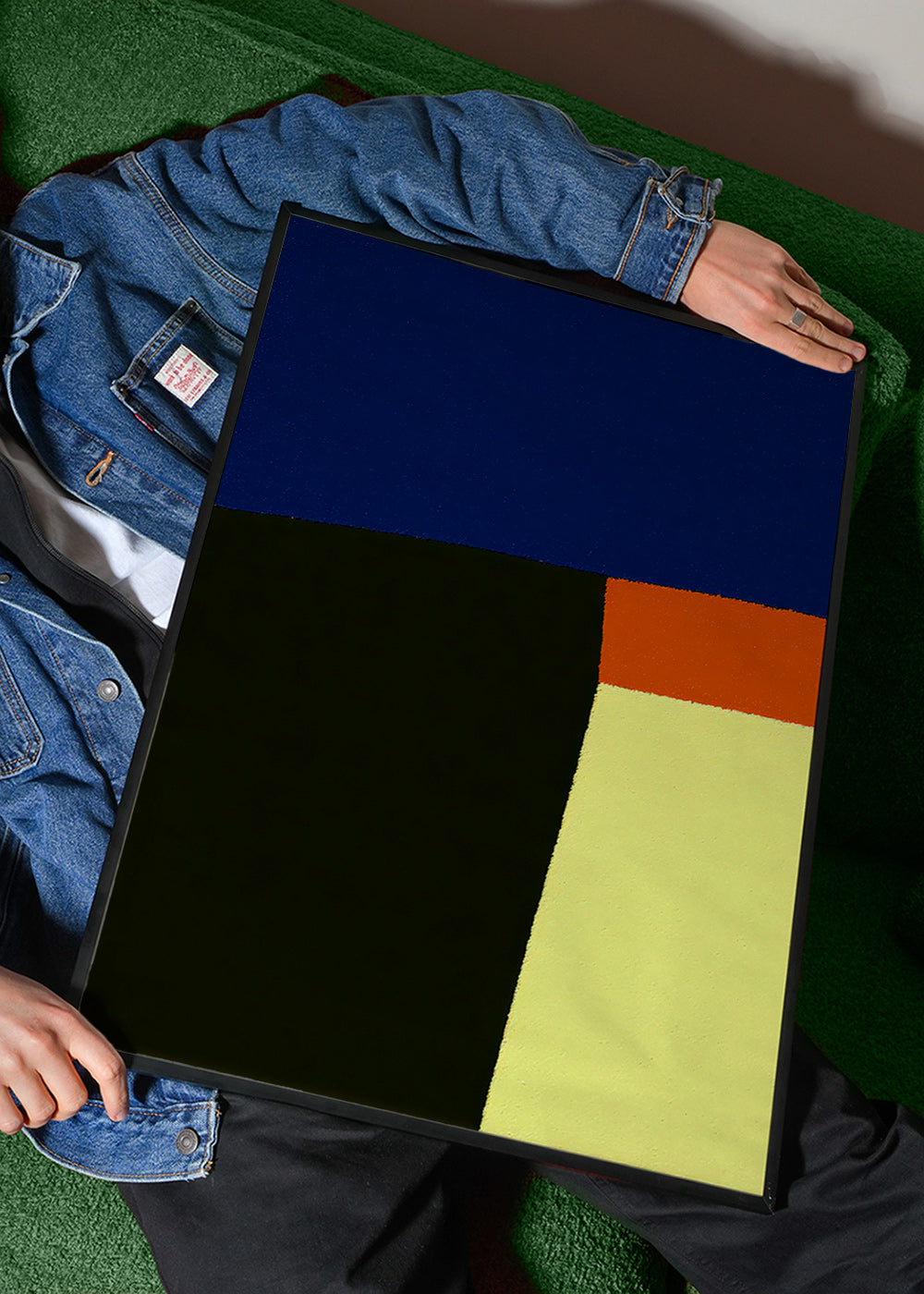 Obra abstrata com blocos azuis marcantes