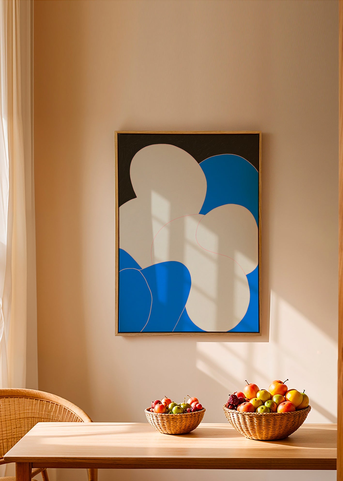Quadro abstrato com formas orgânicas azul e branco