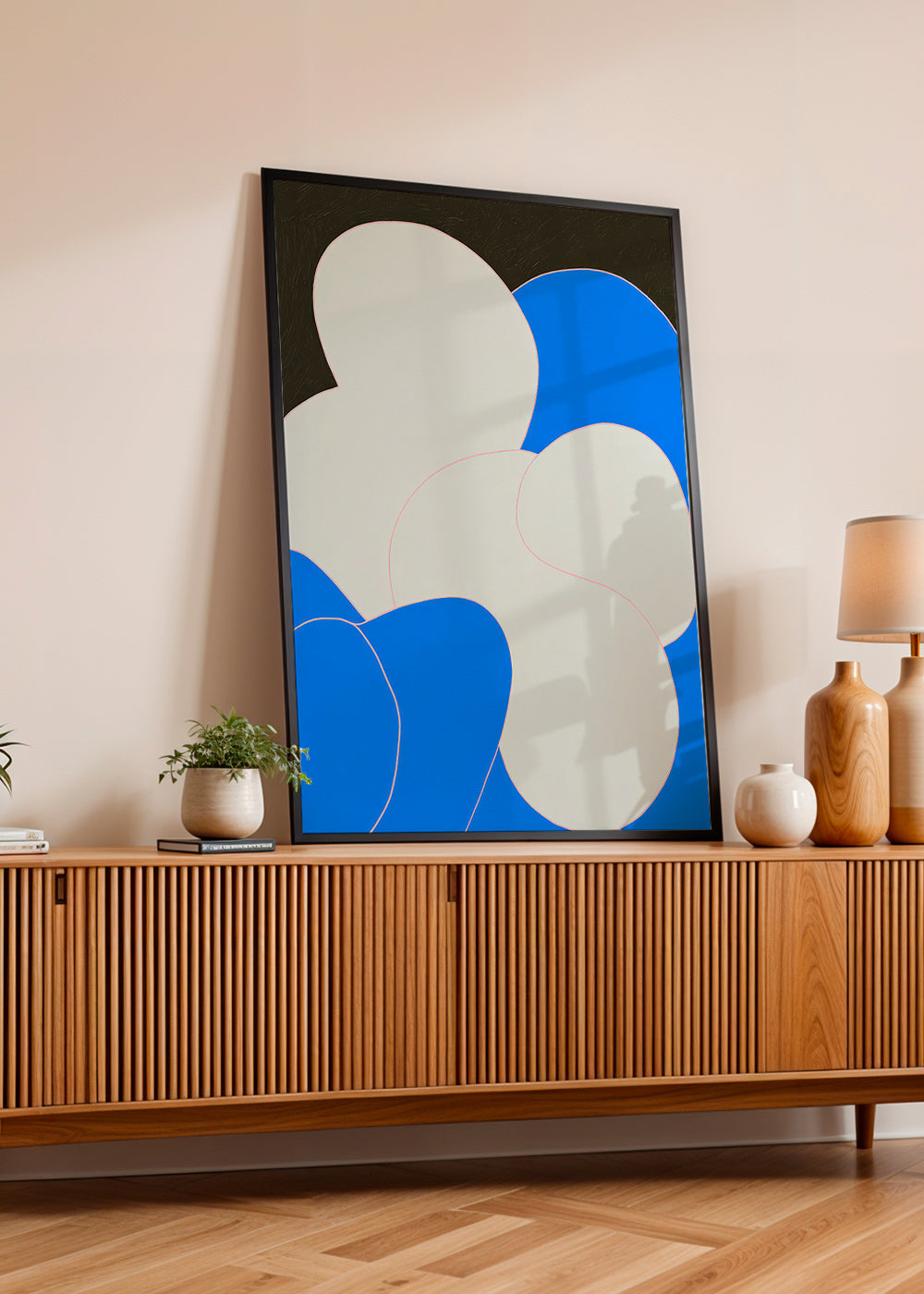 Quadro abstrato com formas orgânicas azul e branco