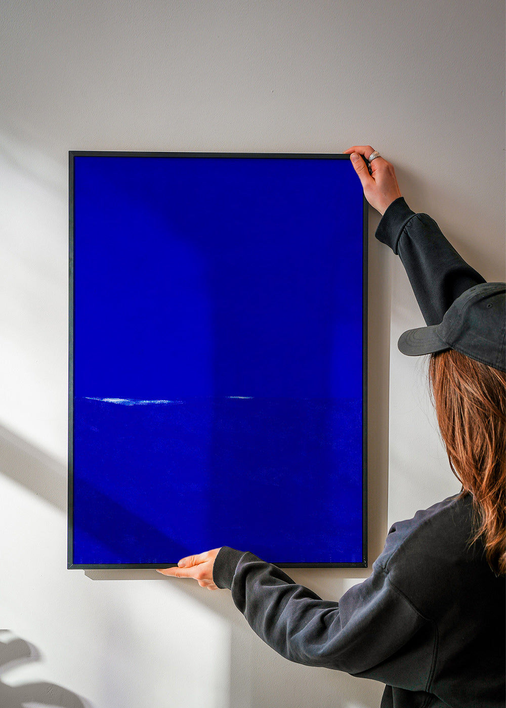 Arte abstrata azul com horizonte sutil