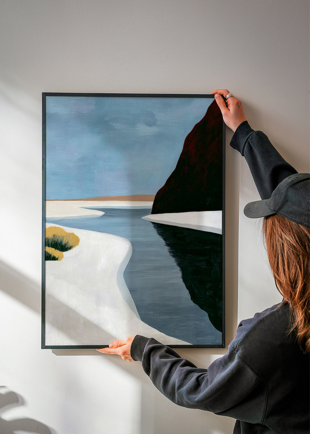Quadro de paisagem: estuário minimalista com penhasco escuro