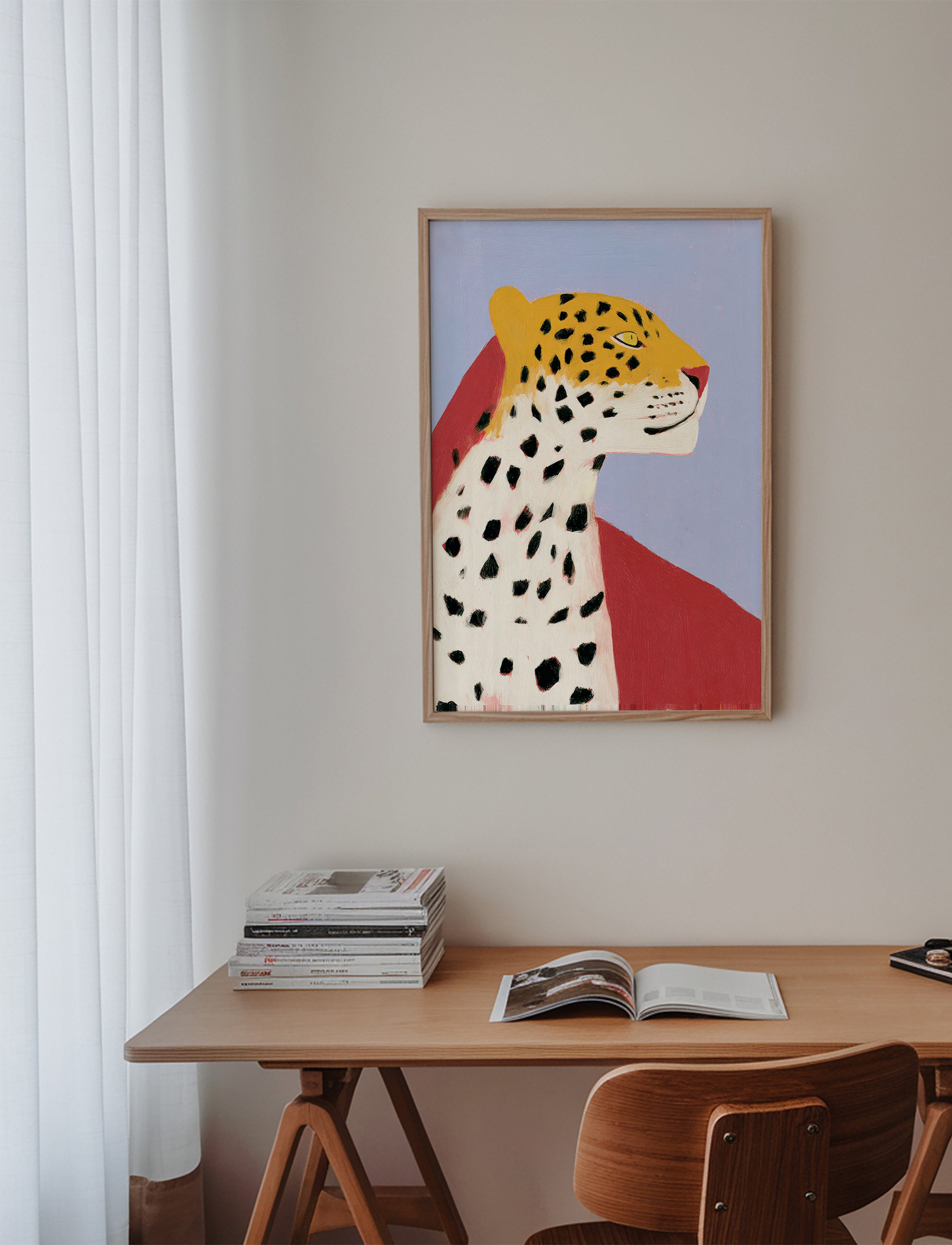 Leopardo de perfil sobre fundo lavanda