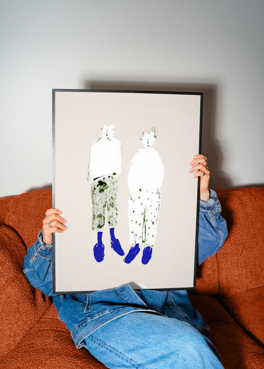 Ilustração minimal de casal com botas azuis