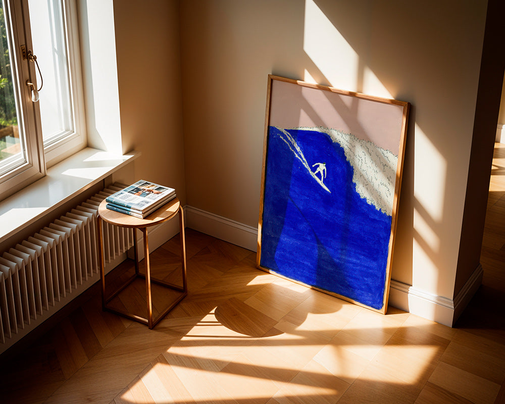 Quadro desportivo: surfista em onda azul intensa