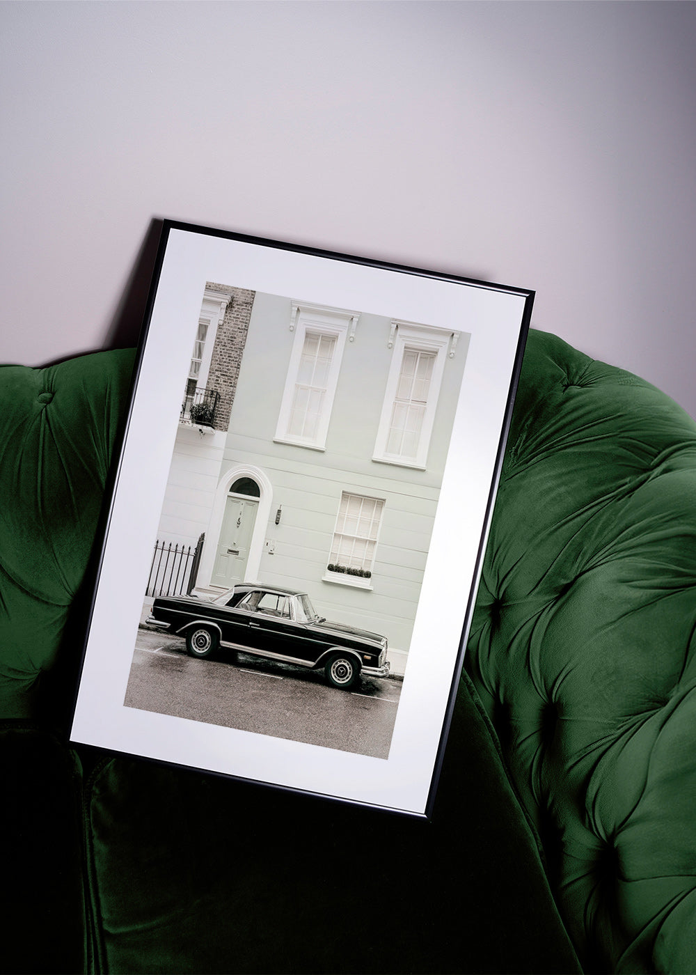 Estampa vintage carro clássico em fachada urbana