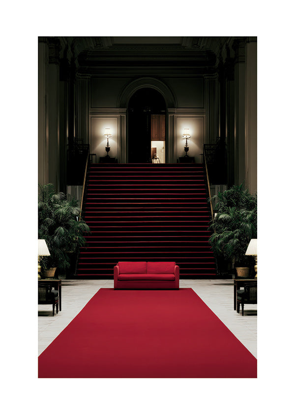 Fotografia de escadaria com tapete vermelho