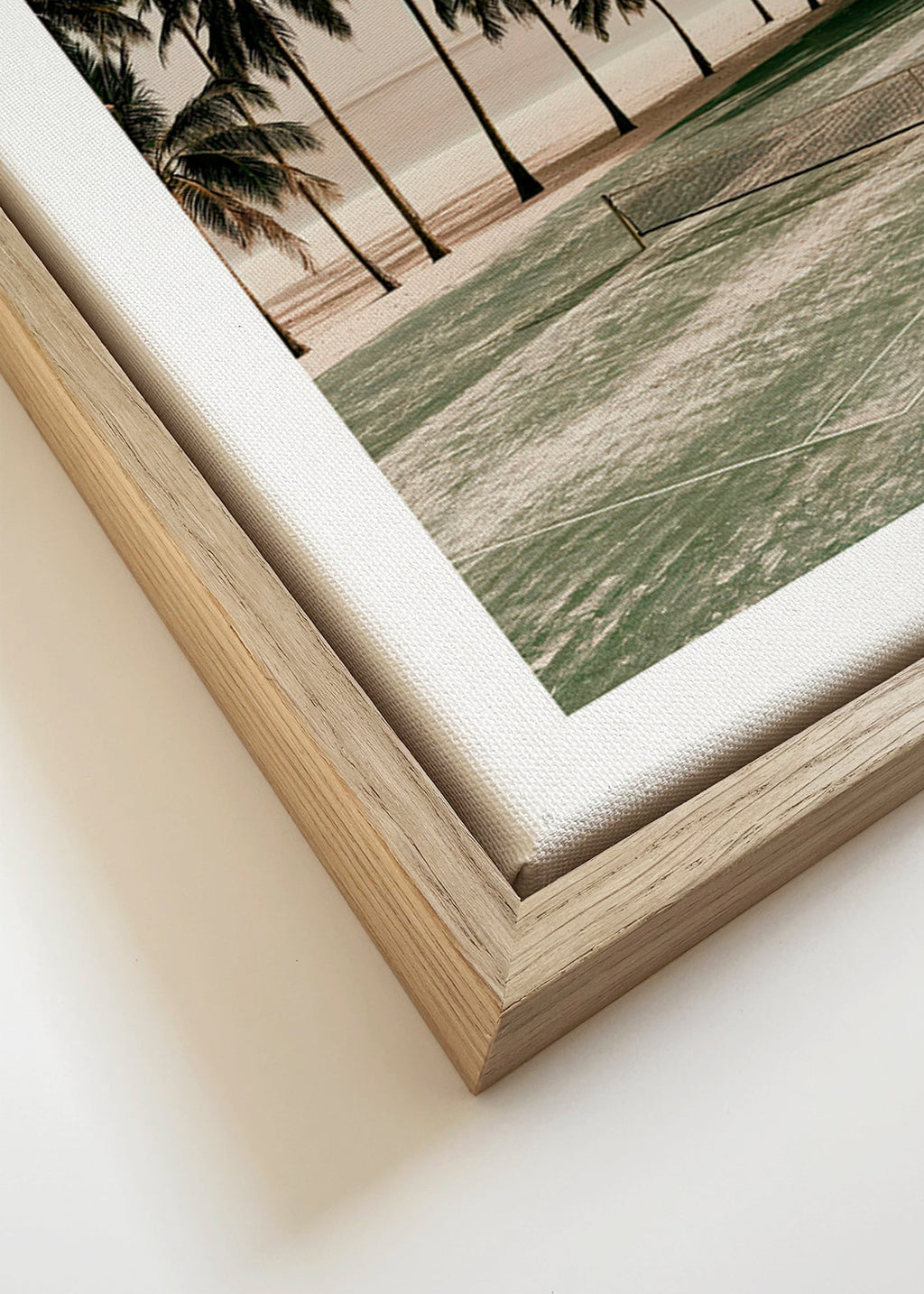 Arte paisagística com palmeiras e campo de ténis