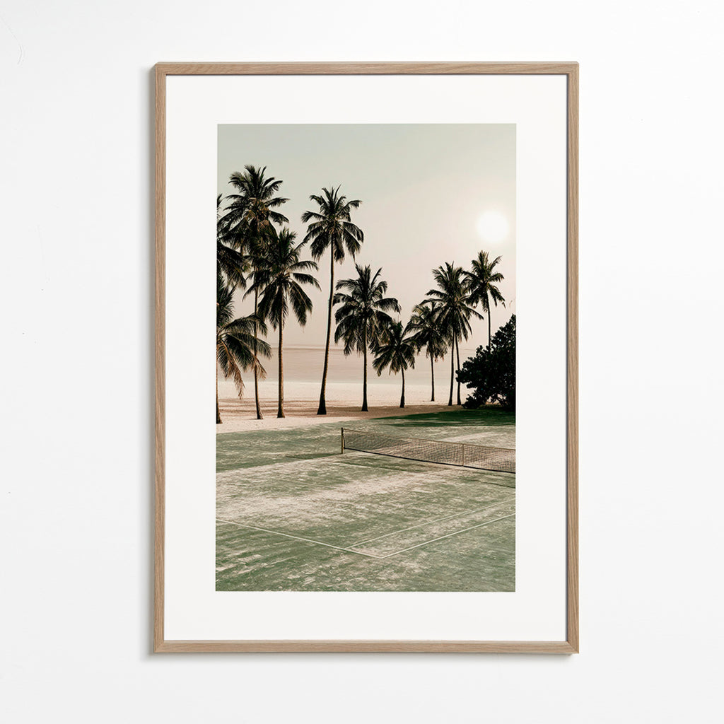 Arte paisagística com palmeiras e campo de ténis