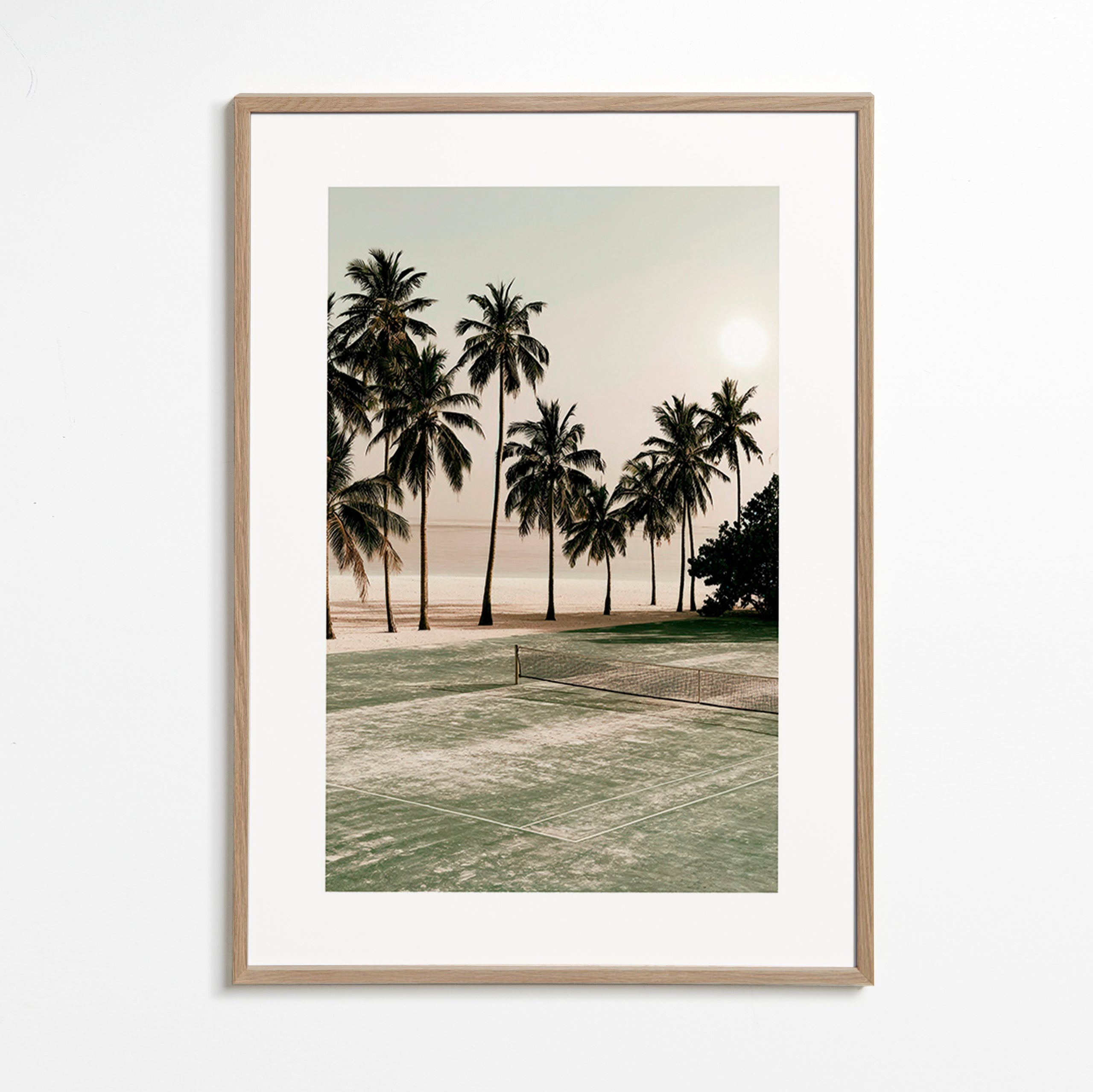 Arte paisagística com palmeiras e campo de ténis