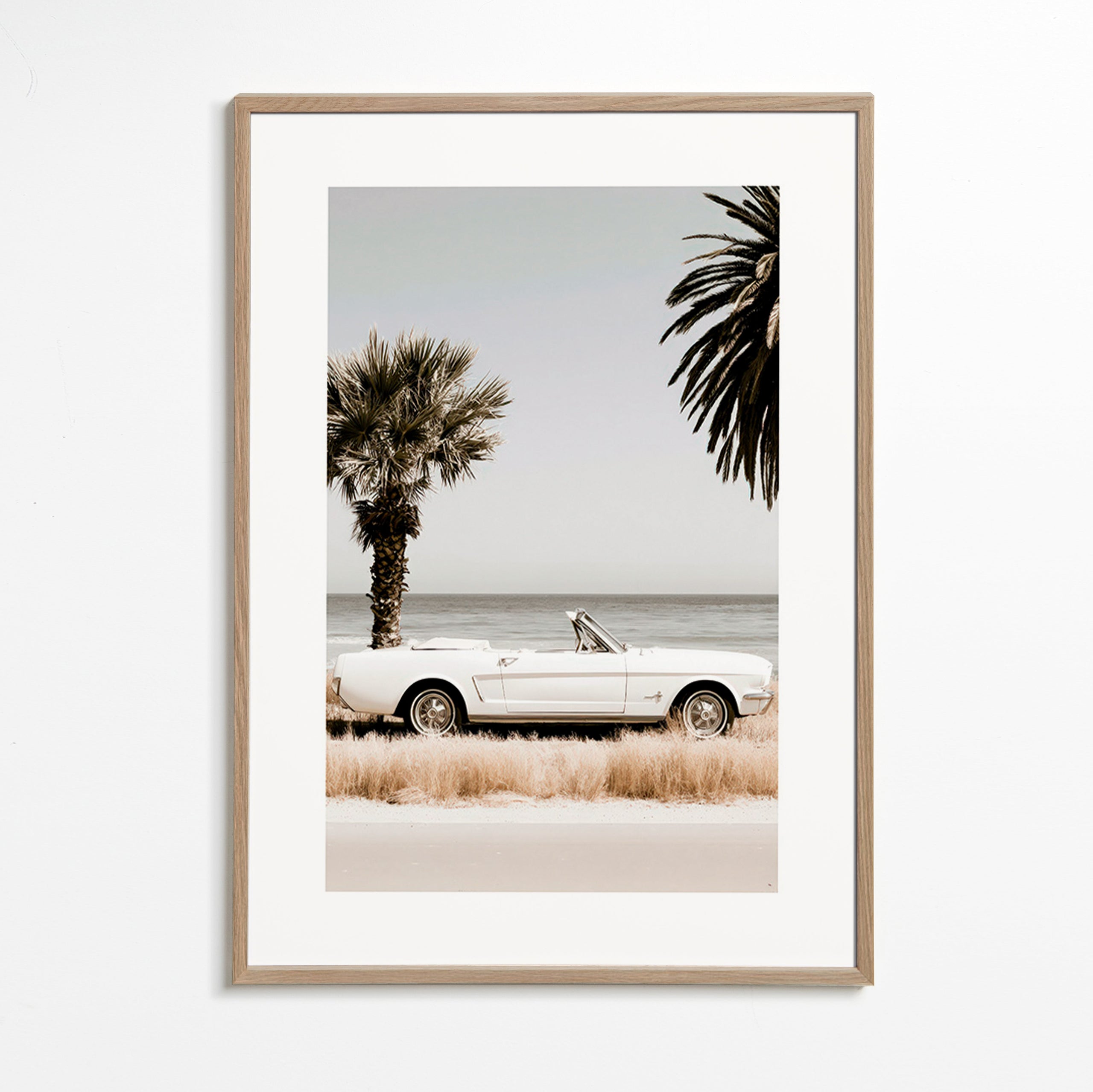 Fotografia de carro clássico à beira-mar