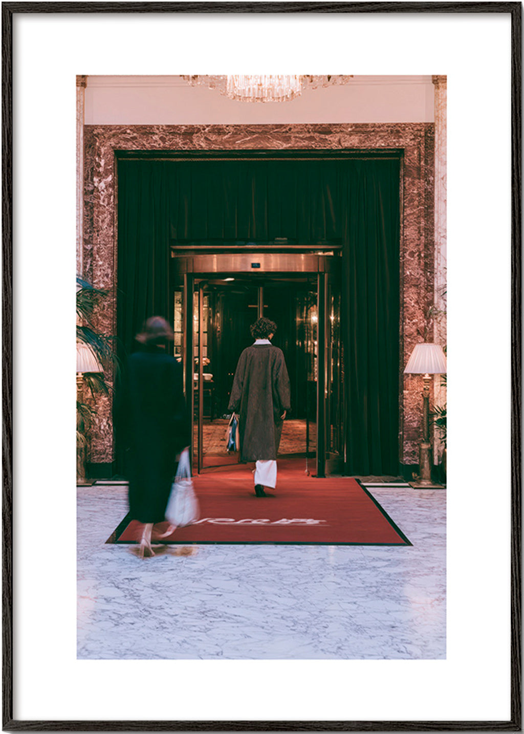 Fotografia da entrada do hotel com tapete vermelho