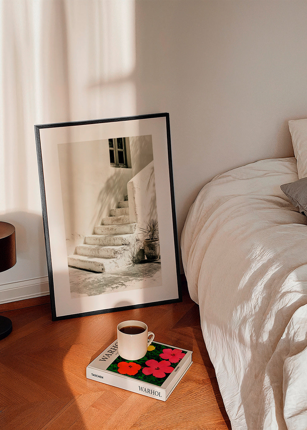 Photograph de escadas brancas com planta