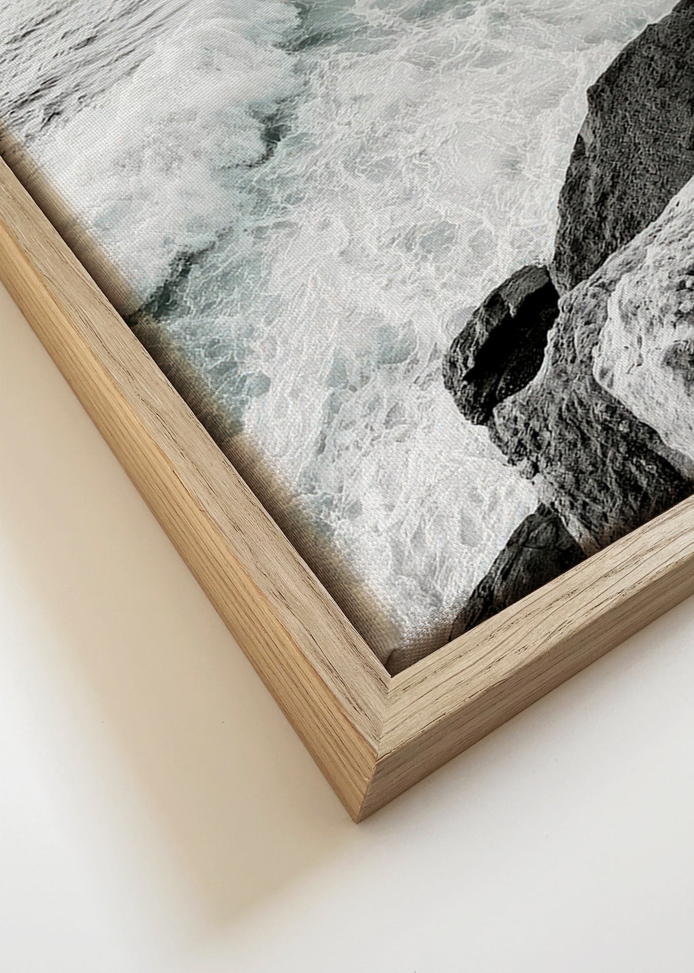 Arte paisagística: penhasco e onda a preto e branco