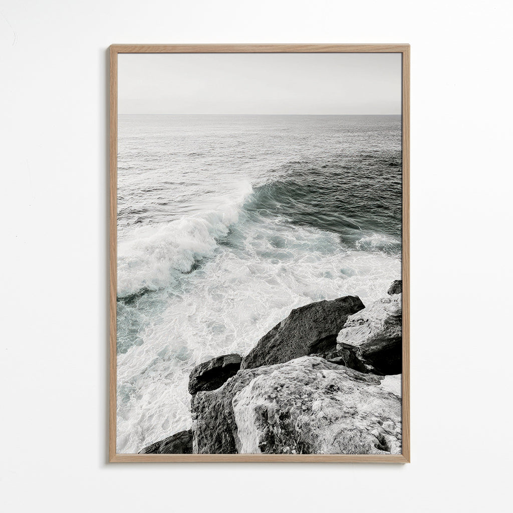 Arte paisagística: penhasco e onda a preto e branco