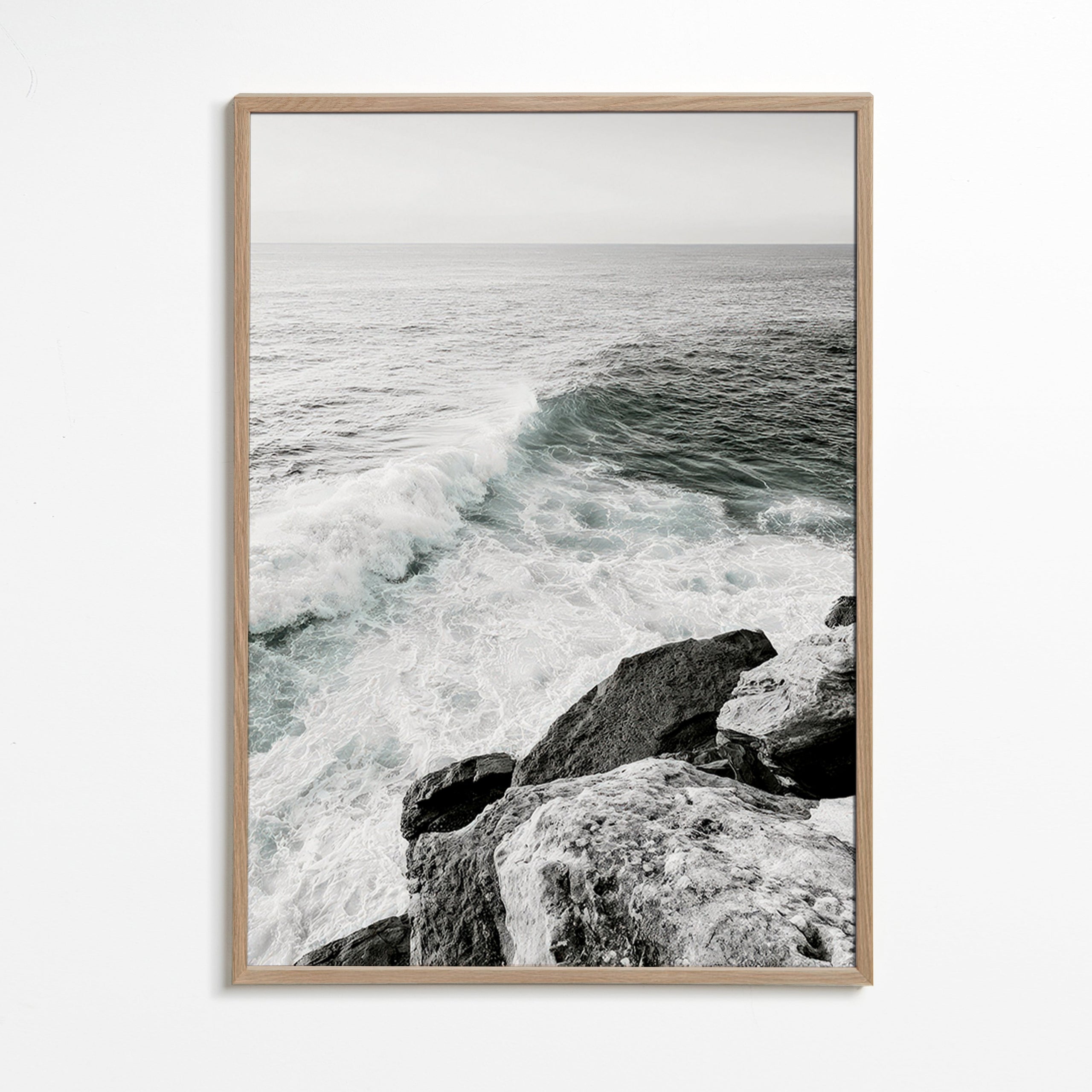 Arte paisagística: penhasco e onda a preto e branco