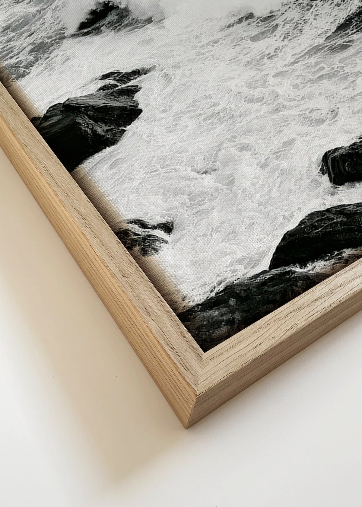 Quadro de paisagem marinha a preto e branco com ondas