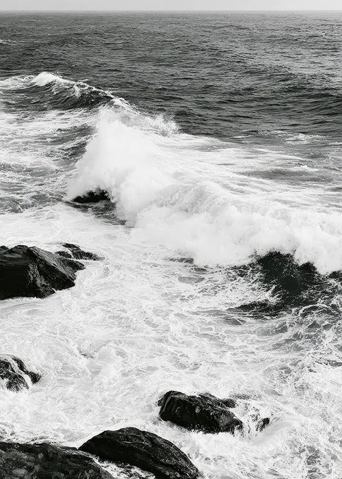 Quadro de paisagem marinha a preto e branco com ondas