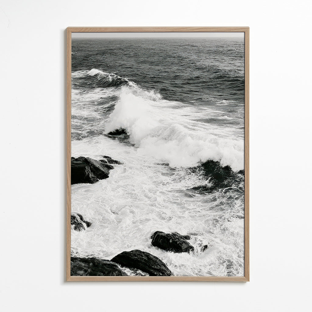 Quadro de paisagem marinha a preto e branco com ondas