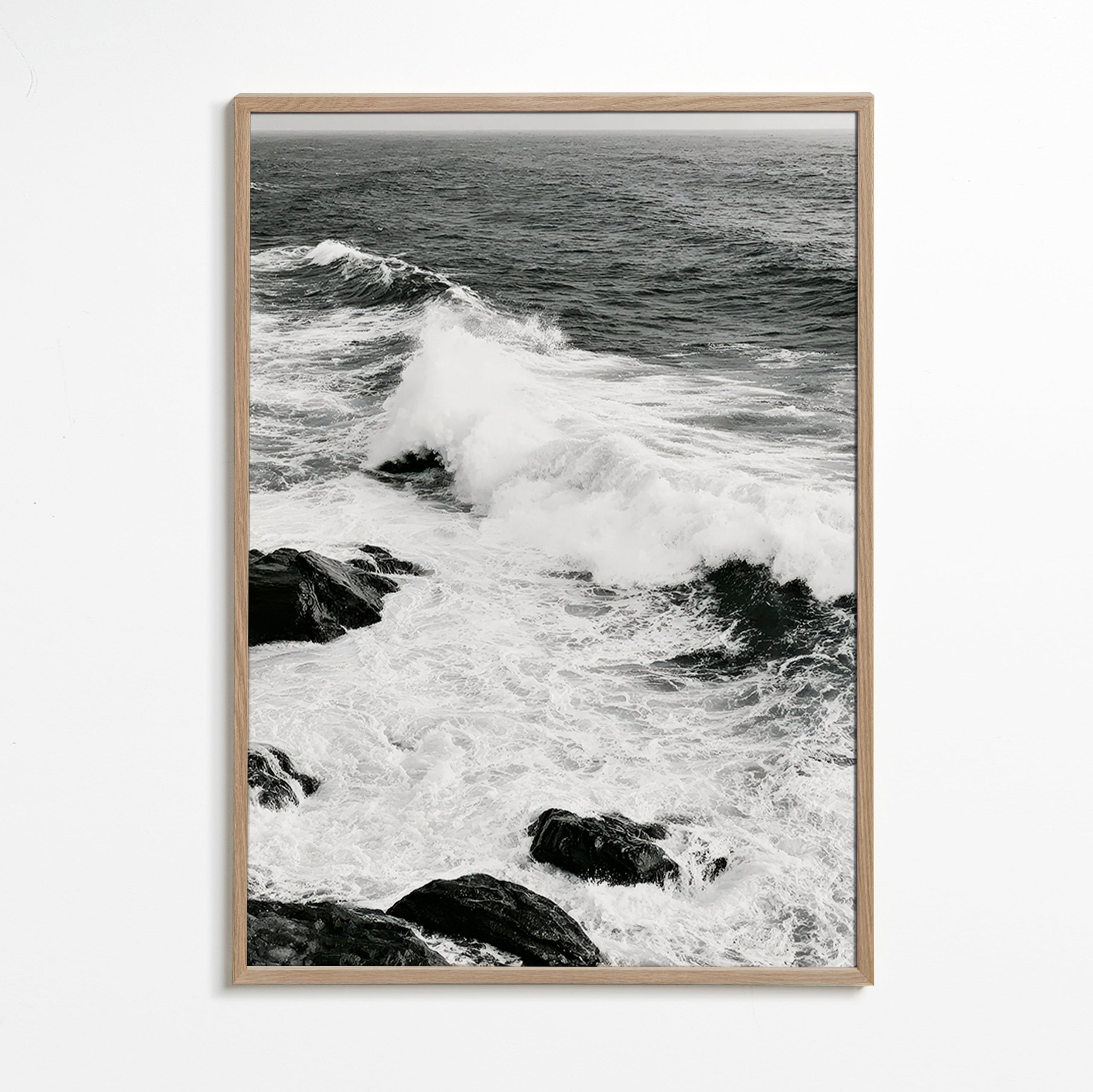 Quadro de paisagem marinha a preto e branco com ondas