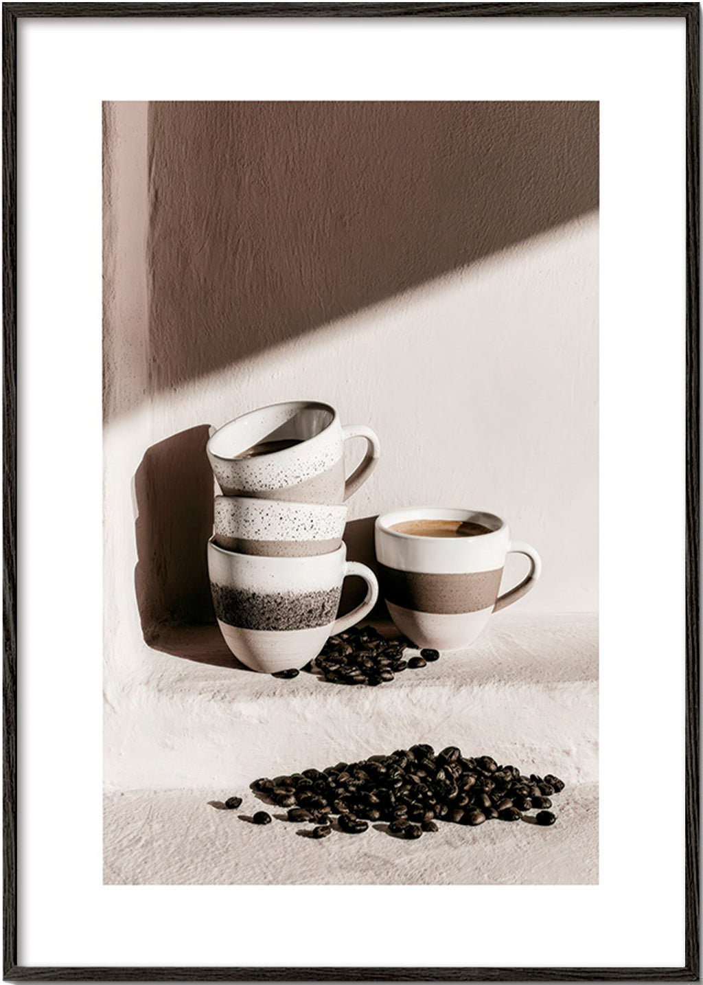 Arte para cozinha com xícaras empilhadas e grãos de café