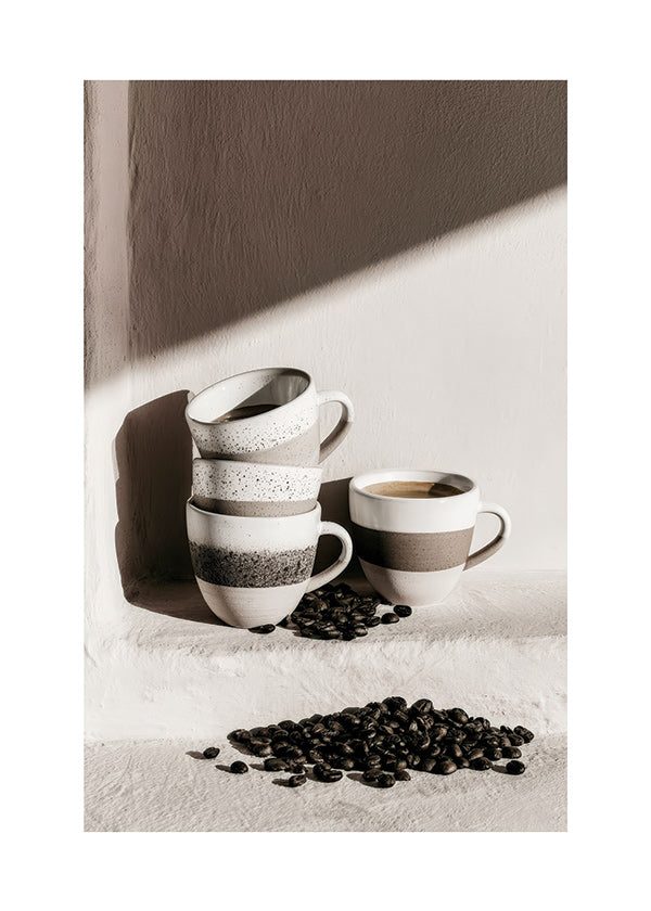 Arte para cozinha com xícaras empilhadas e grãos de café
