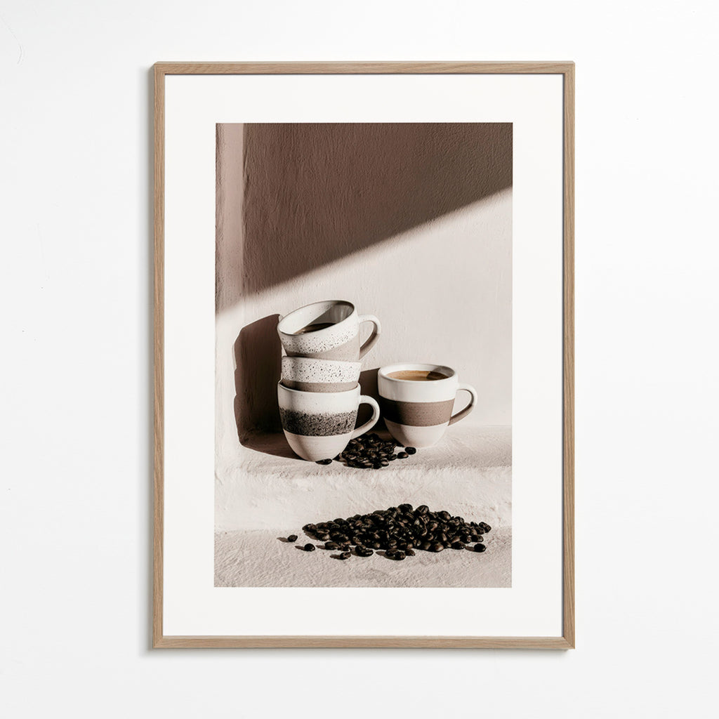 Arte para cozinha com xícaras empilhadas e grãos de café