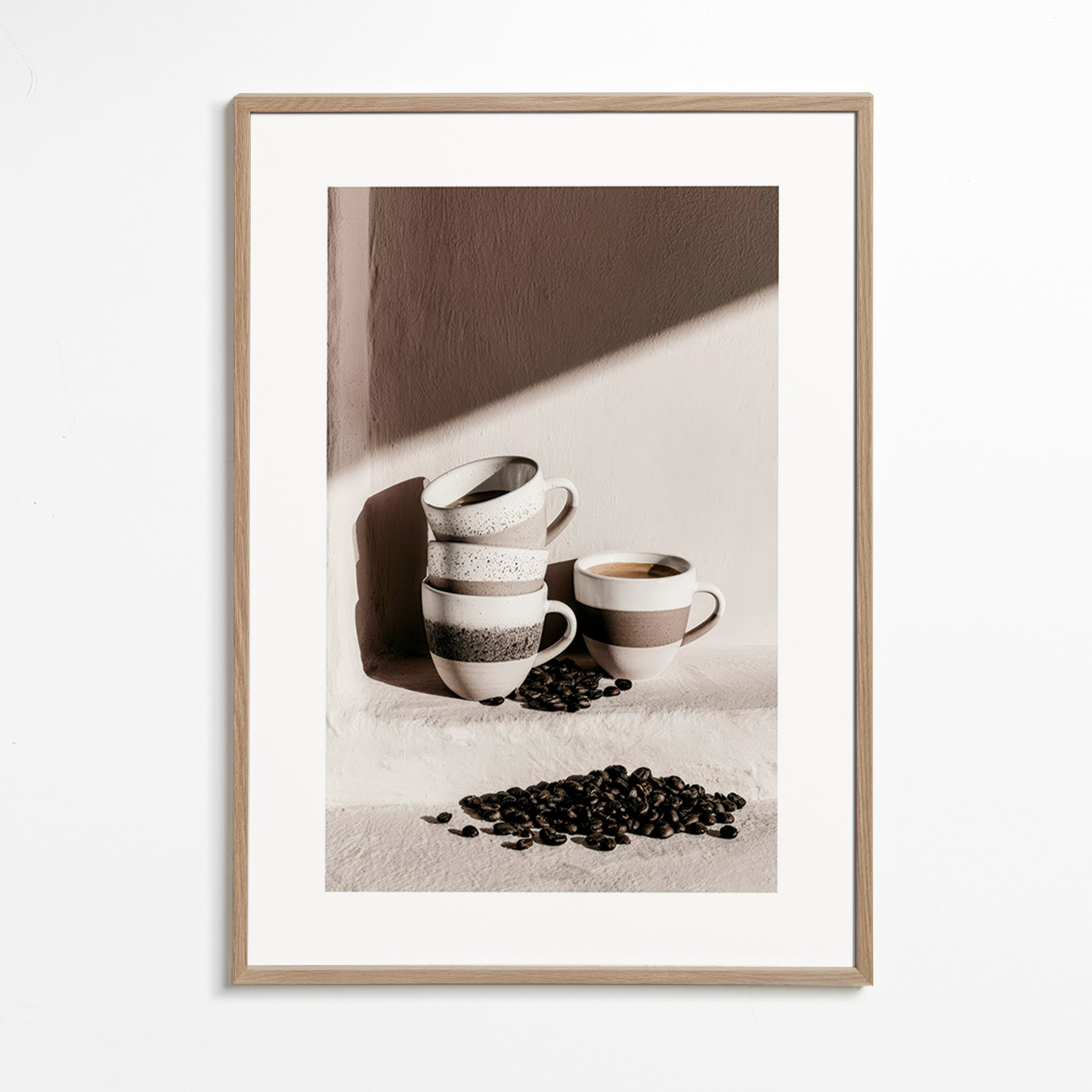 Arte para cozinha com xícaras empilhadas e grãos de café