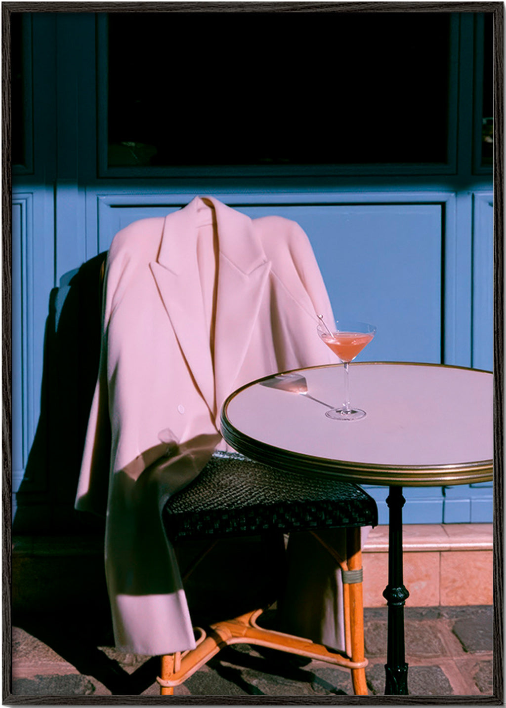 Fotografia jaqueta rosa e cocktail na esplanada