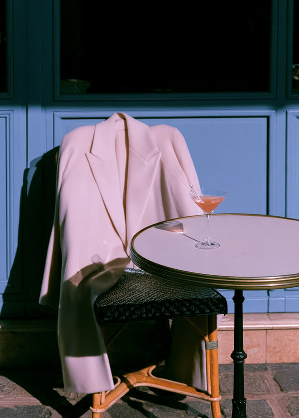 Fotografia jaqueta rosa e cocktail na esplanada