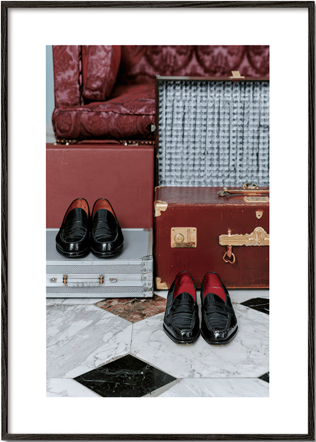 Quadro de viagem com malas vintage e sapatos engraxados