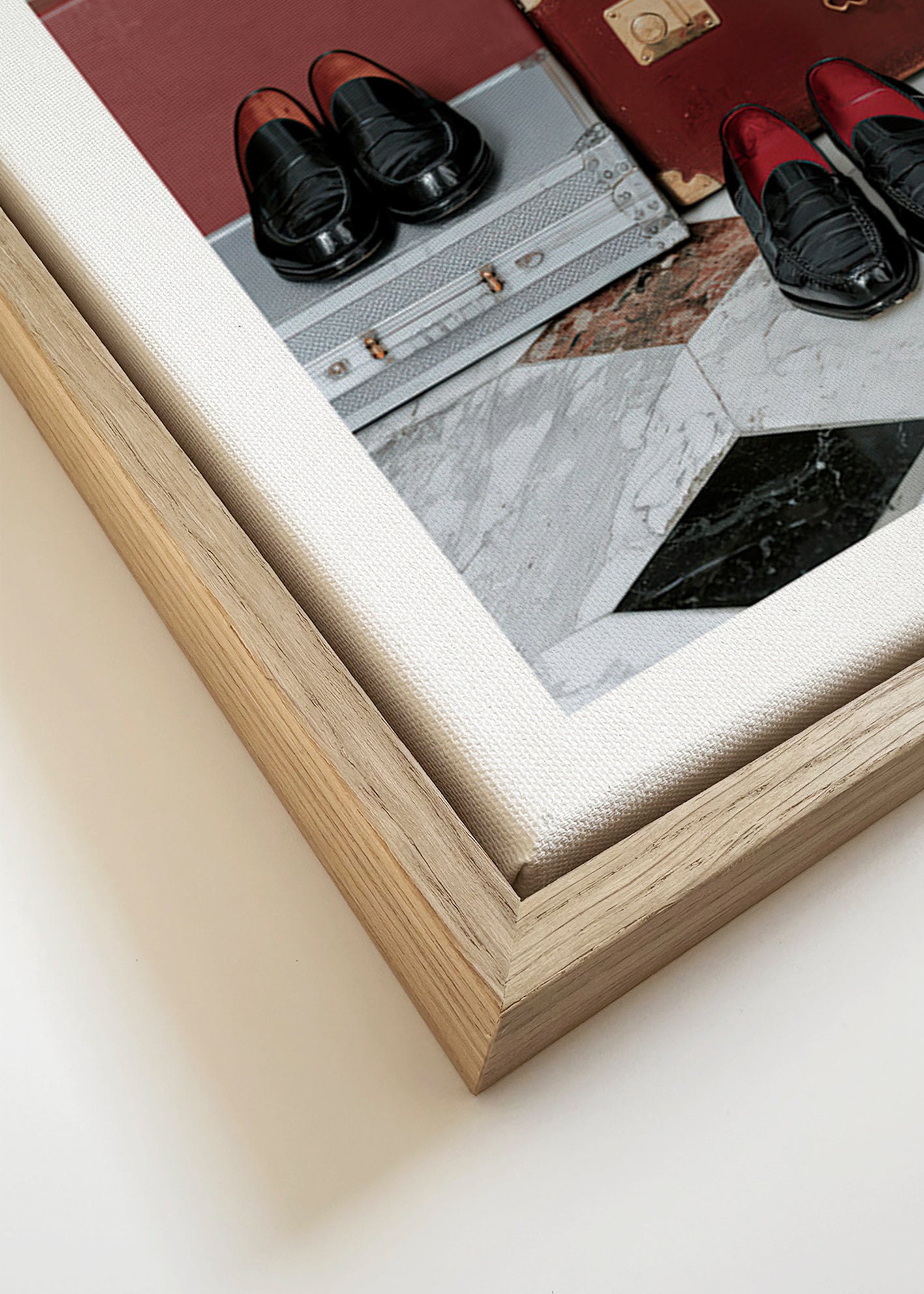 Quadro de viagem com malas vintage e sapatos engraxados
