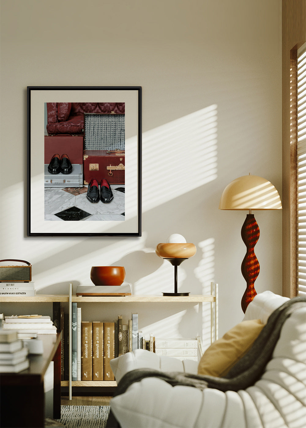 Quadro de viagem com malas vintage e sapatos engraxados