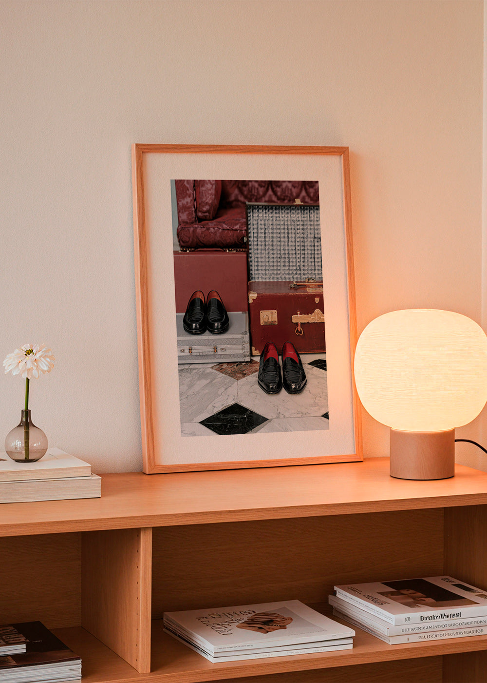 Quadro de viagem com malas vintage e sapatos engraxados