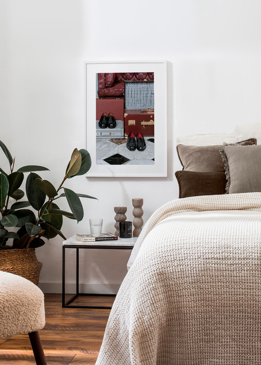 Quadro de viagem com malas vintage e sapatos engraxados