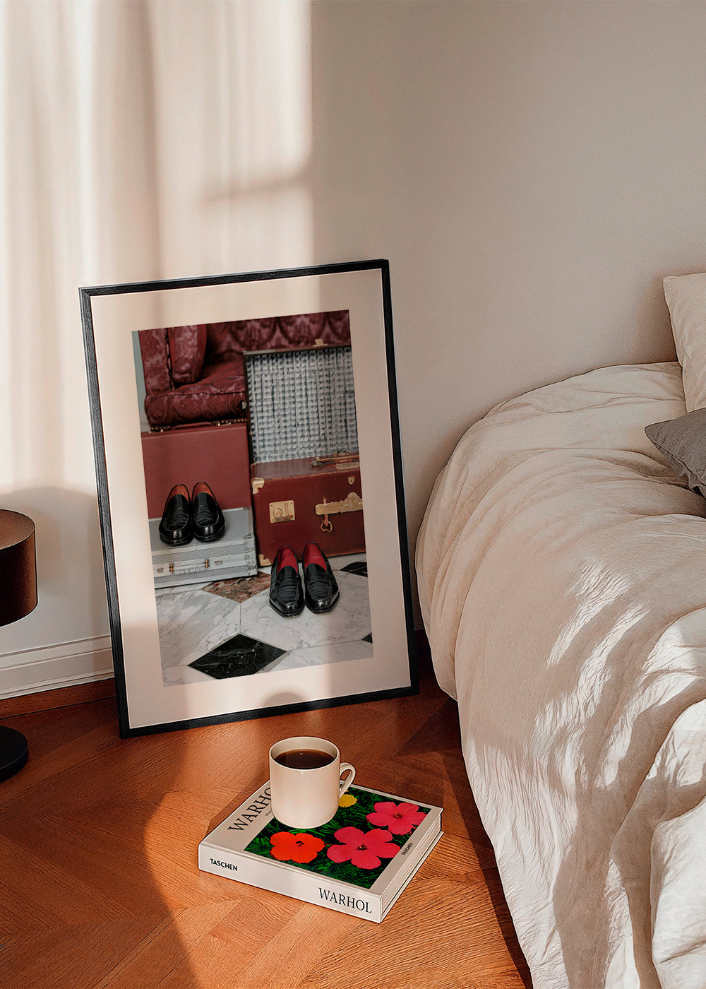 Quadro de viagem com malas vintage e sapatos engraxados