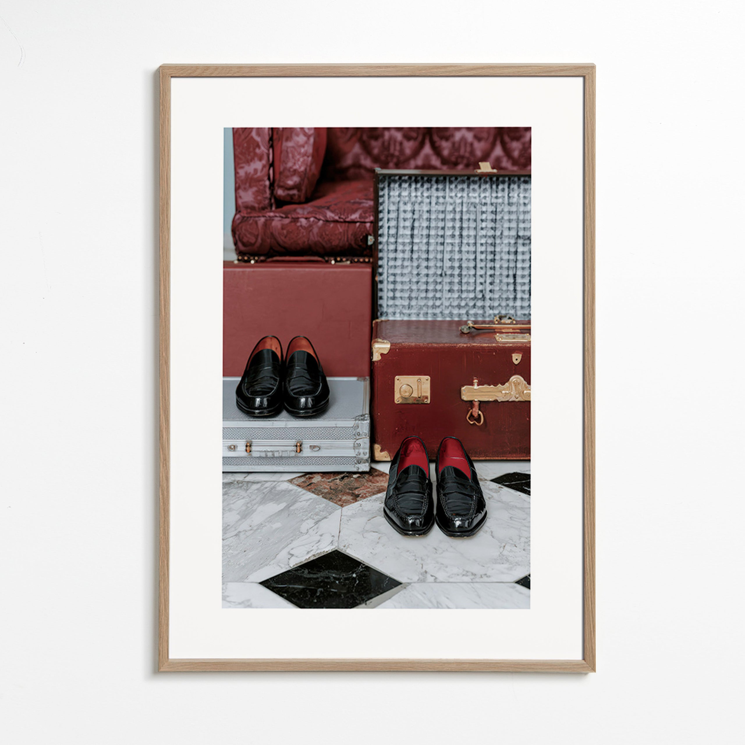 Quadro de viagem com malas vintage e sapatos engraxados